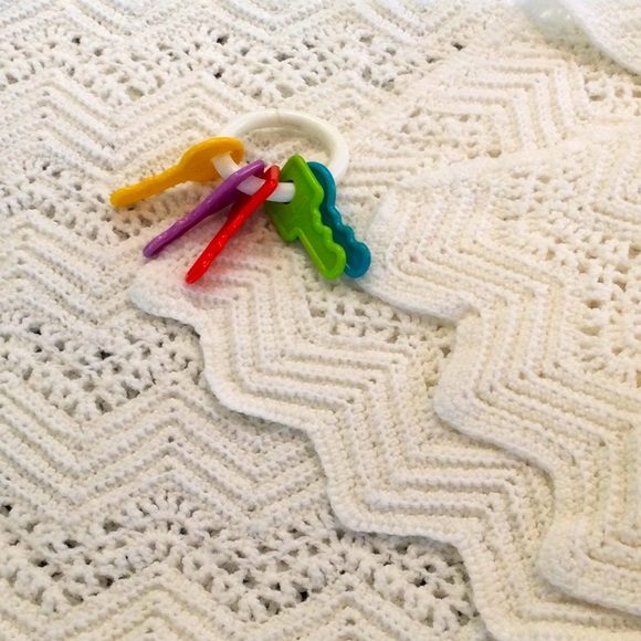 A Baby’s Book. The First Five Years. With hand crocheted receiving blanket. - Picture 8 of 9